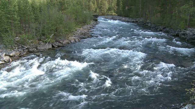 挪威Oppland的Doenfoss / Doenfoss附近Tundradalen流动的溪流视频素材