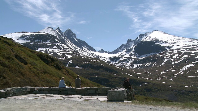 挪威Sognefjellsvegen mountain / Jotunheimen Nationalpark的人们视频素材