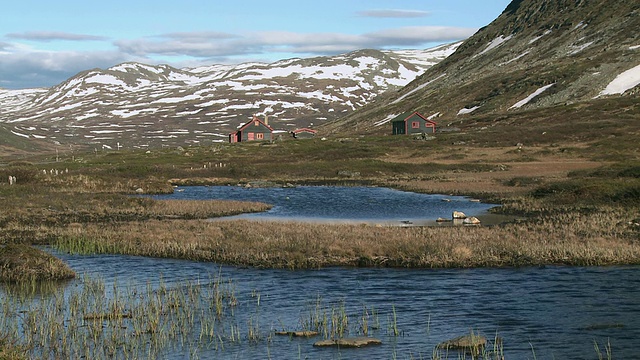 挪威，sonog Fjordane, Hemsedalsfjella山/ Borlang附近房子的WS视图视频素材