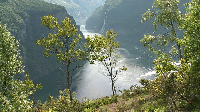 WS女人在盖兰格峡湾摄影/盖兰格，更多og Romsdal，挪威视频素材