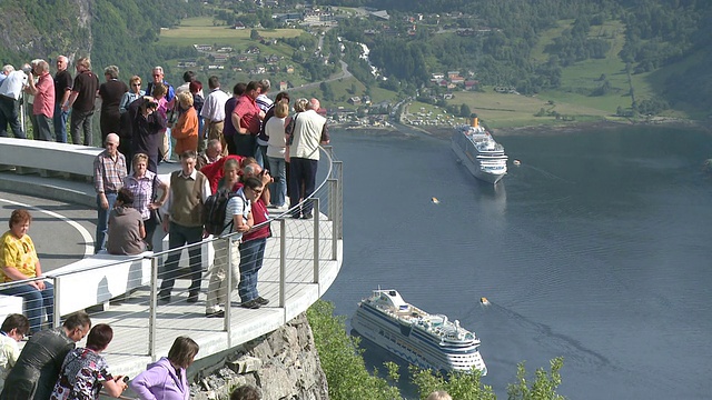 游客在Geirangerfjord / Geiranger看游轮，挪威More og Romsdal视频素材