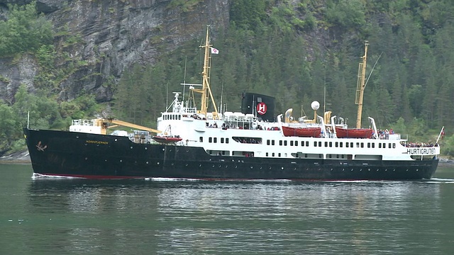 挪威盖兰格峡湾(Geirangerfjord / Geiranger)的游船图片视频素材