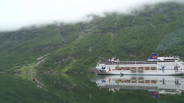 挪威盖兰格峡湾(Geirangerfjord / Geiranger, More og Romsdal)的游轮图片视频素材