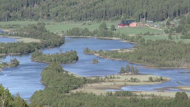 Doenfoss附近的苔原，以山脉为背景/ Doenfoss, Oppland, Norway视频素材