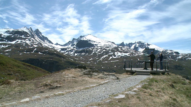 向挪威Sognefjellsvegen山/ Jotunheimen Nationalpark的人们进军视频素材