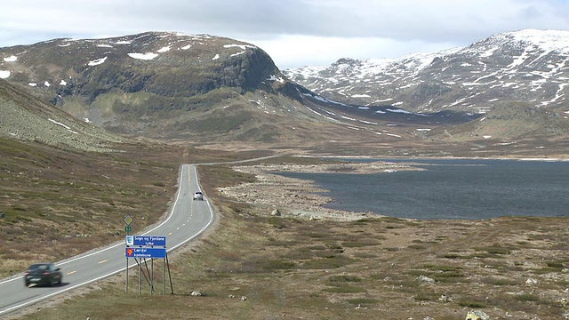 挪威，Sogn Fjordane, Hemsedalsfjella山/ Borlang附近的道路视频素材