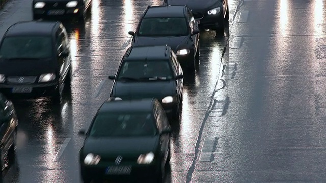 下雨期间高速公路上的交通/德国巴伐利亚慕尼黑视频素材