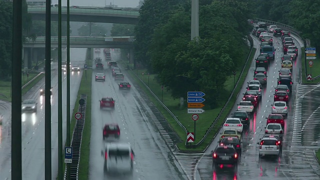 德国巴伐利亚州慕尼黑的雨天公路，匝道上交通拥挤视频素材