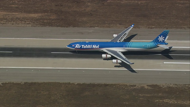 塔希提岛航空公司在美国加州洛杉矶国际机场跑道上滑行。视频素材