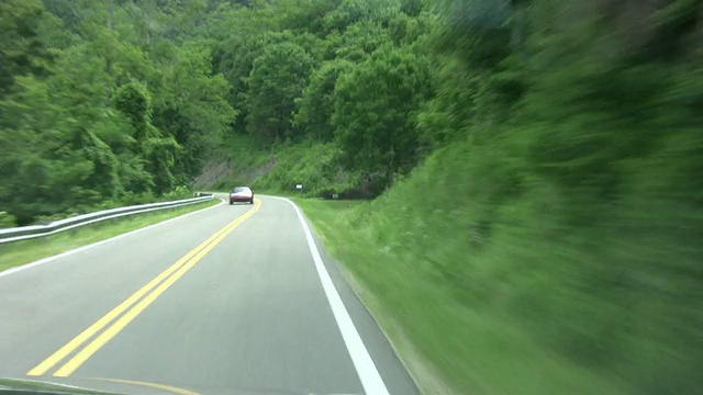 在乡村公路上开车上山的时间流逝视频素材