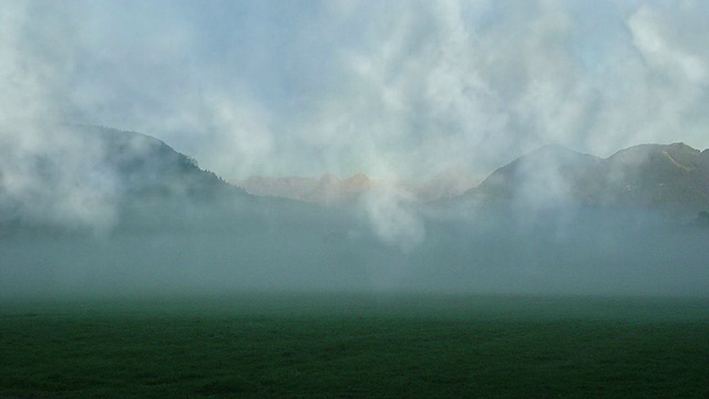 仍在移动:未被触及的草地和群山——驱散了雾气视频素材