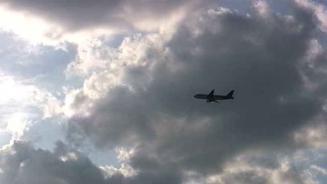 航空。系列飞机降落，起飞，跑道。密歇根州底特律机场。视频素材