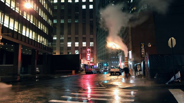 下着雨的曼哈顿市中心大街上挂着餐馆的招牌视频素材