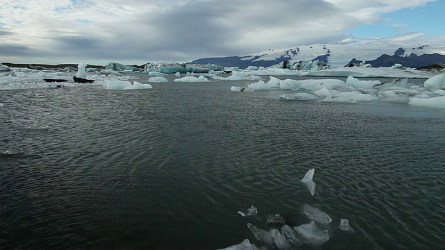 巨大的冰块和冰山漂浮在Jokulsarlon冰川泻湖/ Skaftafell国家公园和Hofn之间，austura - skaftafellssysla，冰岛视频素材