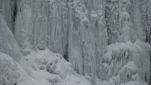 MS Snow falling in frozen websters falls / Dundas，安大略省，加拿大视频素材