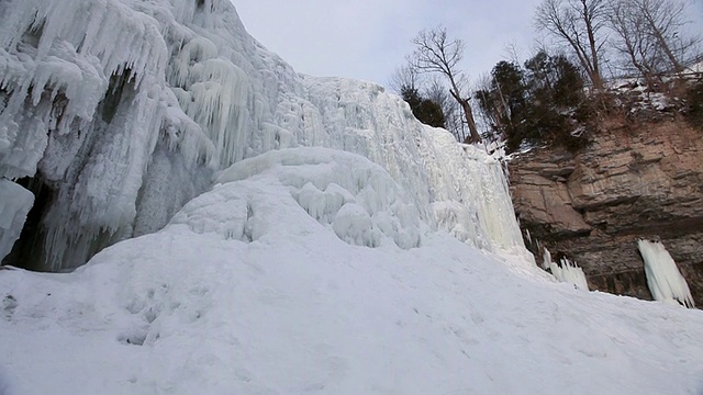 MS TU Frozen websters falls covered in ice cycles and ice formations /登达斯，安大略省，加拿大视频素材