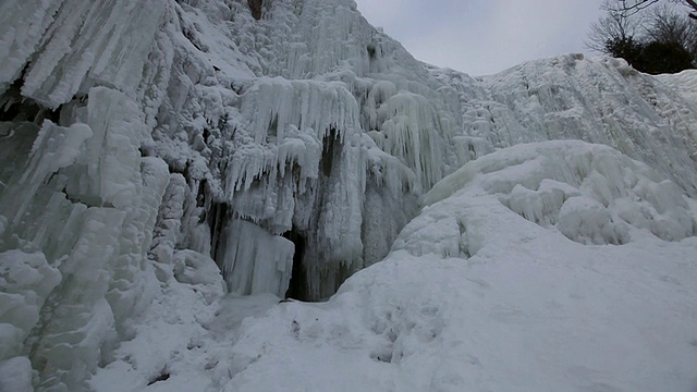 MS TU Frozen websters falls covered in ice cycles and ice formations /登达斯，安大略省，加拿大视频素材