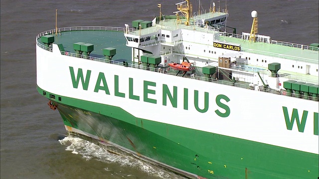 MS AERIAL ZO视图wallenius wilhelmsen船/不来梅港，下萨克森州，德国视频素材