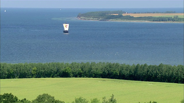 海上帆船的WS AERIAL DS视图/ Wismar Wal, Mecklenburg Vorpommern，德国视频素材