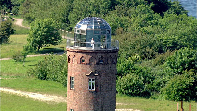 灯塔鸟瞰图和站在灯塔上的人/ Hiddensee, Mecklenburg-Vorpommern，德国视频素材