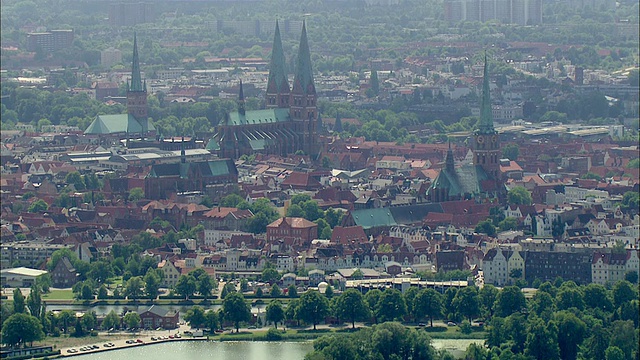 luebeck大学/ luebeck, Mecklenburg-Vorpommern，德国城市的WS鸟瞰图视频素材