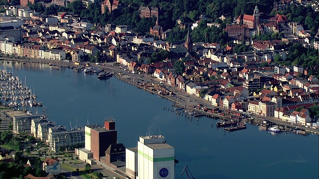 航拍WS ZI在码头/ Flensburg Geltinger Birk，石勒苏益格-荷尔斯泰因，德国视频素材