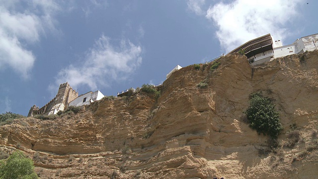 悬崖顶上的老城景观/ Arcos De La Frontera，安达卢西亚，西班牙视频素材