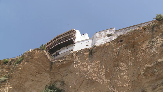 悬崖顶上的老城景观/ Arcos De La Frontera，安达卢西亚，西班牙视频素材