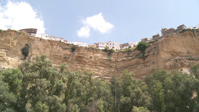 悬崖顶上的老城景观/ Arcos De La Frontera，安达卢西亚，西班牙视频素材