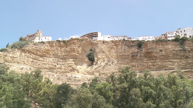 悬崖上的老城全景/ Arcos De La Frontera，西班牙安达卢西亚视频素材