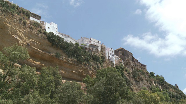 悬崖顶上的老城景观/ Arcos De La Frontera，安达卢西亚，西班牙视频素材