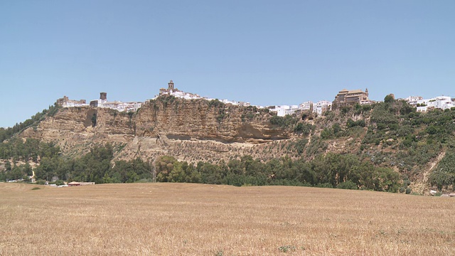 悬崖顶上的老城景观/ Arcos De La Frontera，安达卢西亚，西班牙视频素材