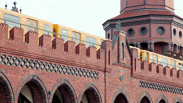 MS Shot of U-Bahn, Brucke, Warschauer Strasse, Oberbaumbrucke /柏林，柏林，德国视频素材画面1