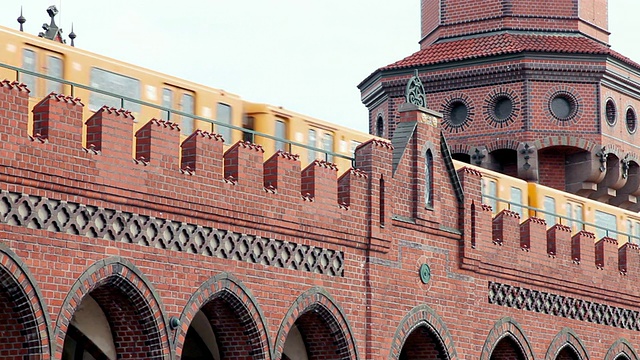 MS Shot of U-Bahn, Brucke, Warschauer Strasse, Oberbaumbrucke /柏林，柏林，德国视频素材画面2