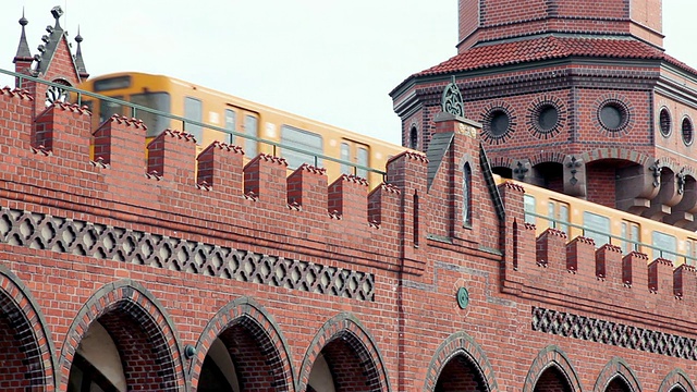 MS Shot of U-Bahn, Brucke, Warschauer Strasse, Oberbaumbrucke /柏林，柏林，德国视频素材画面3