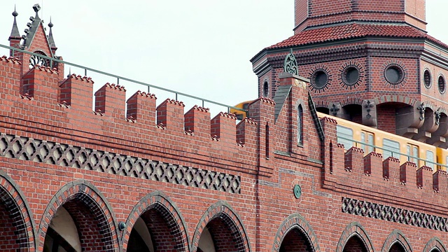 MS Shot of U-Bahn, Brucke, Warschauer Strasse, Oberbaumbrucke /柏林，柏林，德国视频素材画面4