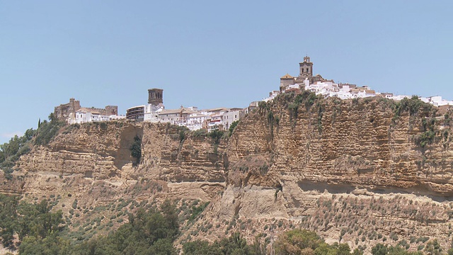 悬崖顶上的老城景观/ Arcos De La Frontera，安达卢西亚，西班牙视频素材