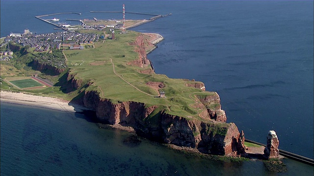 天际线和被海洋包围的岛屿/ Heligoland，石勒苏益格-荷尔斯泰因，德国视频素材