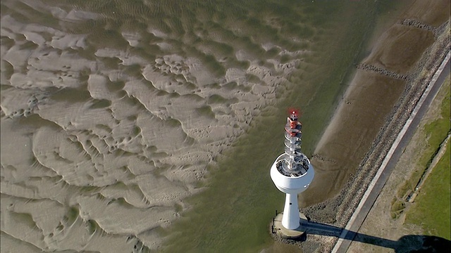 AERIAL WS ZI View of network tower / Neuwerk，石勒苏益格-荷尔斯泰因，德国视频素材