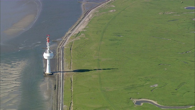 AERIAL WS ZI View of network tower / Neuwerk，石勒苏益格-荷尔斯泰因，德国视频素材