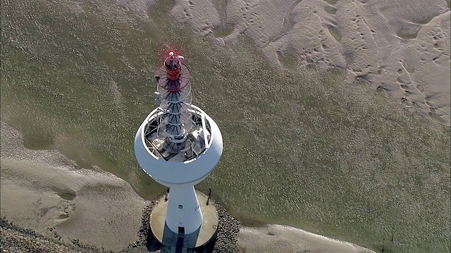 AERIAL WS DS View of network tower / Neuwerk，石勒苏益格-荷尔斯泰因，德国视频素材