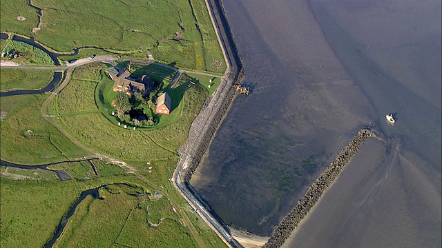 AERIAL WS View of house near ocean / Langeness，石勒苏益格-荷尔斯泰因，德国视频素材