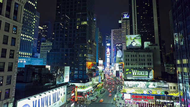 百老汇大厦的夜景，高架景观，交通状况视频素材