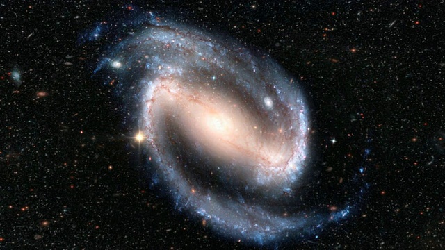 天体物理学。一个造父变星在螺旋星系臂中亮度变化的动画。视频素材画面1