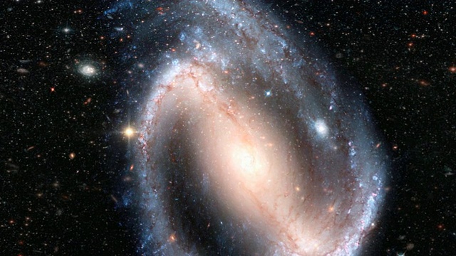 天体物理学。一个造父变星在螺旋星系臂中亮度变化的动画。视频素材画面3