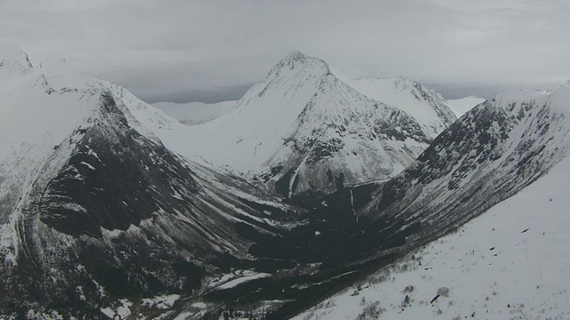 山谷和山峰的天线视频素材