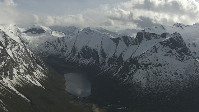 高山和峡湾的航拍视频素材