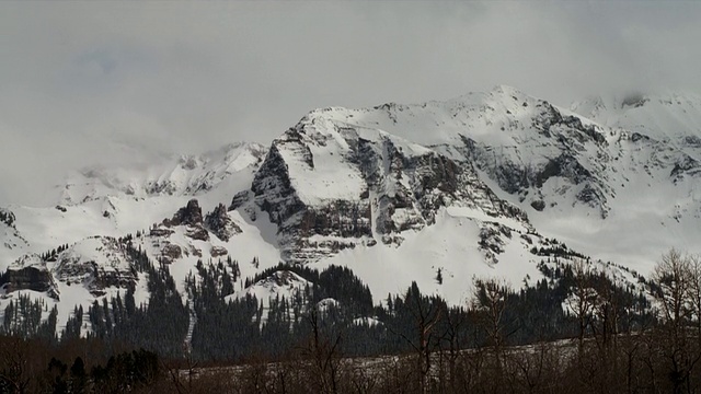 蓝天下白雪覆盖的岩石山/大理石城，科罗拉多州，美国视频素材