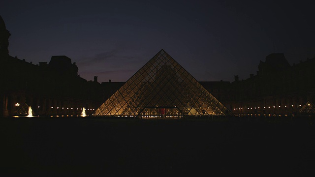 MS Louvre museum courtyard at night with fountains /巴黎，法国视频素材