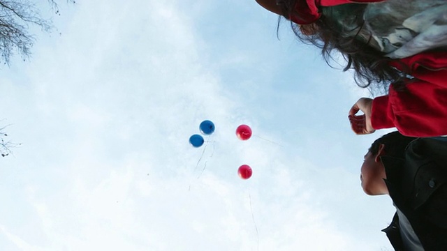 MS Kids在空中放飞气球/洛杉矶，加利福尼亚，美国视频素材画面3